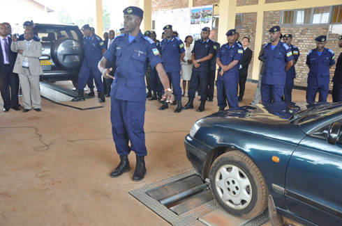 Uyu mwarimu arasobanura uko bigishwa gupima ko imodoka ikoze mu buryo butateza impanuka n'ibyago abayigiyemo.