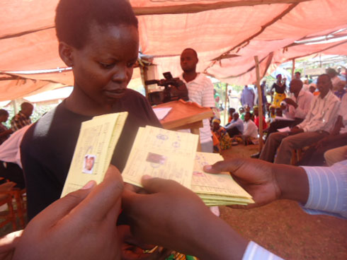 Uyu ni umwe mu bahawe mituweri. Ari kwakira ikarita ye n