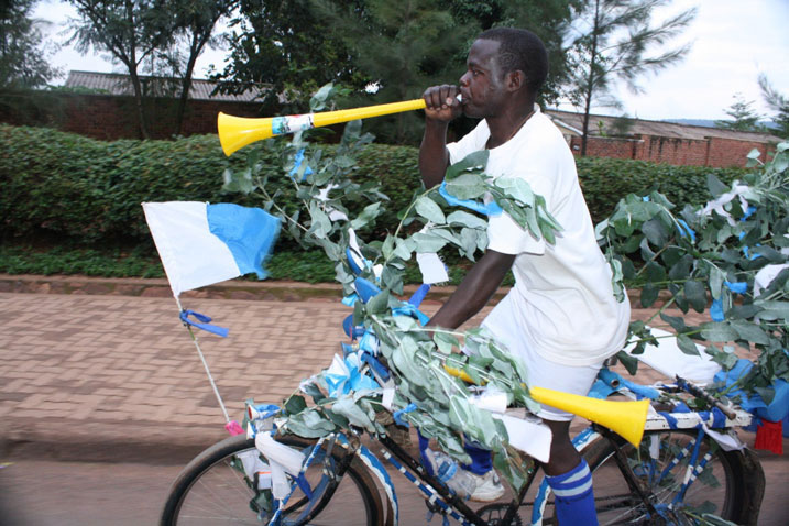 Uyu ni umwe mu bakunzi ba Rayon Sport bayihebeye.