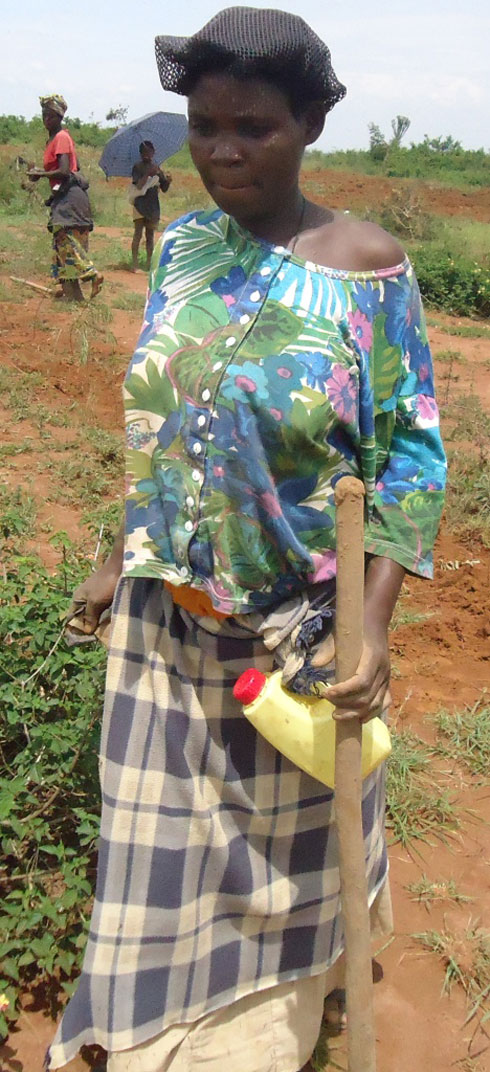 Uyu yabuze amafaranga yo kwishyura ngo bamwambutse ajye guhinga