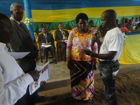 Uyu yasabwe n'umuyobozi w'akarere ka Musanze gusoma ngo yerekane ko koko yabimenye.