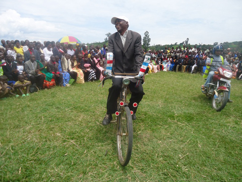 Uyu musaza arishimira ko FPR yamuhaye ijambo.