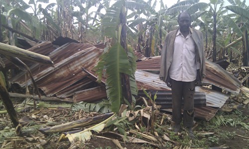 Uyu musaza nawe yisanze igisenge cyimukiye mu rutoki asigara ahadasakaye.