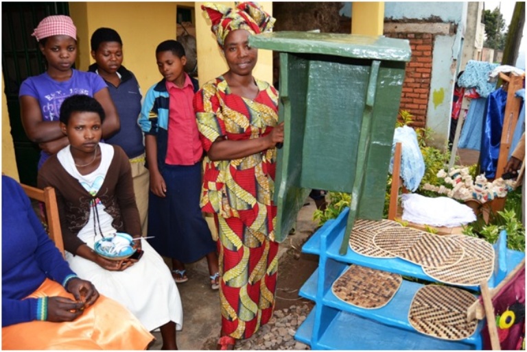 Uyu muyabukorikorikazi yakoze ingororangingo mu mpapuro.