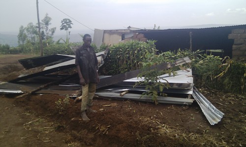 Uyu nawe ngo aribaza aho azerekeza umuryango we.