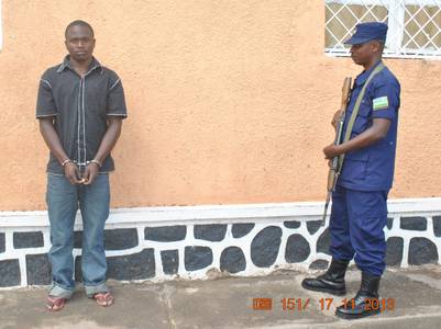 Uyu niwe musore watawe muri yombi afite inoti 11 zikekwaho kuba impimbano.