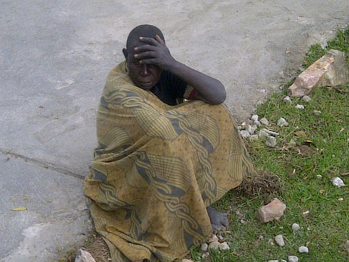 Uyu yicara imbere y'amaduka abaguzi bagatinya kuhinjira.