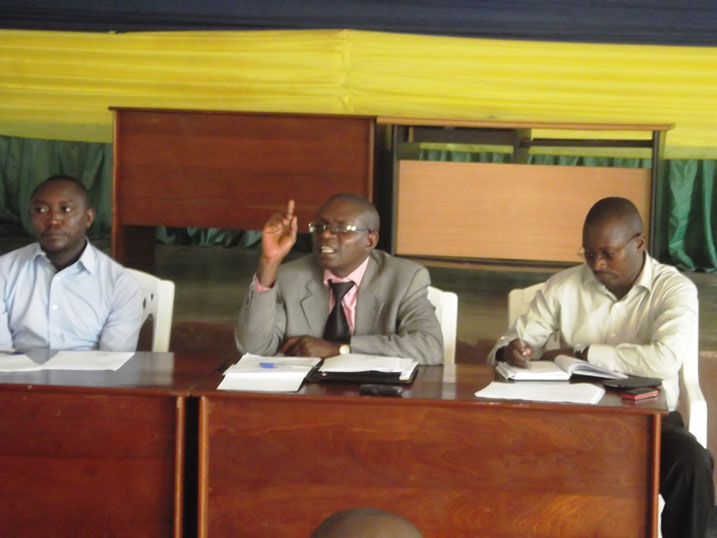 Uzabakiriho (wicaye hagati) yasobanuye ko imikorere mishya izatuma imisoro yinjizwa yiyongera kandi ko nta faranga na rimwe ry'imisoro rizongera gutakara cyangwa kuburirwa irengero.