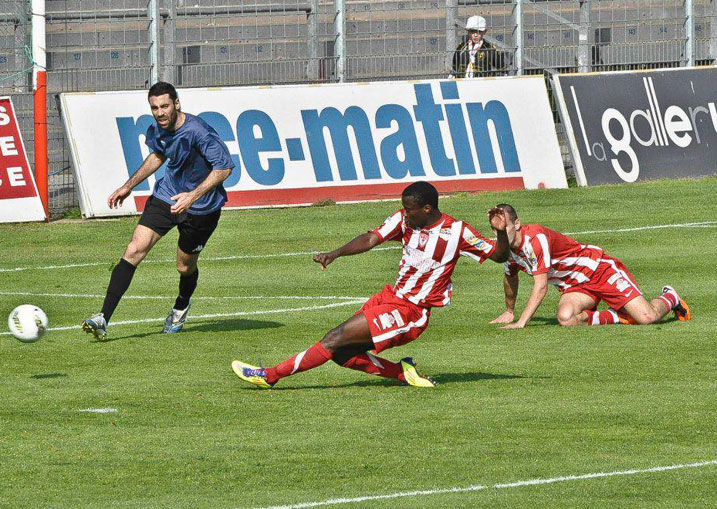 Umunyarwanda Uzamukunda usanzwe utsindira ibitego AS Cannes arashaka ngo kuzamuka akajya mu ikipe y'icyiciro cya mbere.