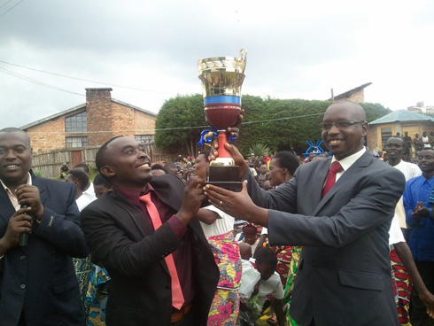 Umuyobozi wungirije w'akarere ka Nyamagabe aha igikombe umuyobozi w'umurenge wa Mushubi.