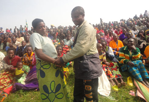 Vedaste atarasaba imbabazi yari yijimye mu maso.