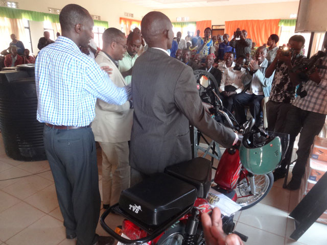 Kaburame Emmanuel witwaye neza kurusha abandi ashyikizwa velo moteri n