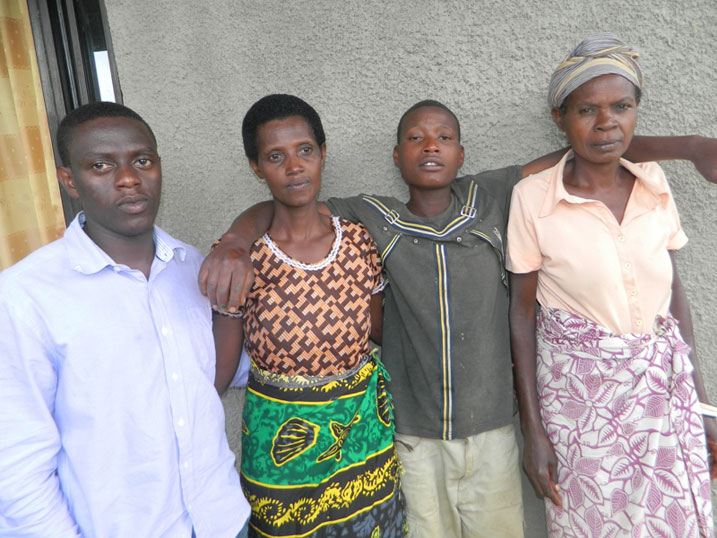 Viateur na nyina wa bo (babiri hagati), uwamureraga n'uwaherekeje nyina wa bo ku ruhande.