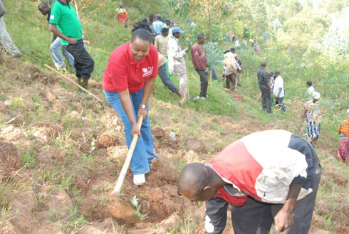 Vice perezidante w'inteko umutwe w'abadepite afatanya n'umuturage gutera ibiti.