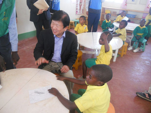 Visi Perezida w'Inteko ya Koreya y'Epfo yasuye ishuri ry'inshuke rya Mushimba Model village.