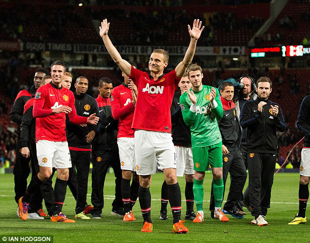 Vidic asezera ku bakunzi ba Manchester United bari bateraniye Old Trafford kuri uyu wa kabiri.