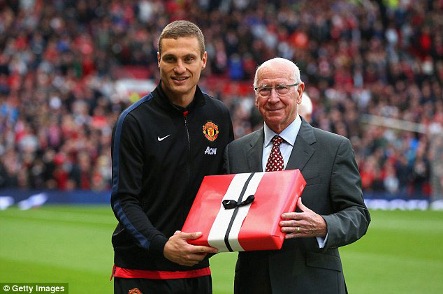Vidic yashyikirijwe impano na Sir Bobby Charlton.
