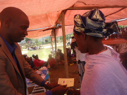 Vincent, Perezida w'inama y'ubutegetsi ya Caisse d'entraide ya NUR atanga amakarita y'ubwisungane mu kwivuza ku batishoboye