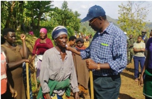 Visi Perezida w'Inteko umutwe wa Sena Makuza aganira na Mukazana.