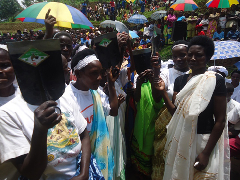 Aba baremewe bahabwa amasuka yo guhinga.