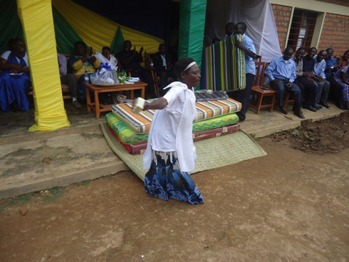 Uyu mukecuru bamuremeye aranezerwa cyane arabyina.