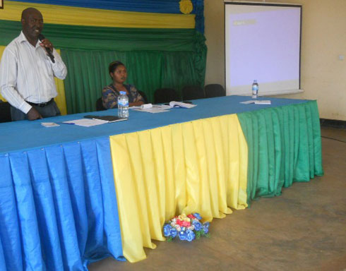 Vuganeza Aaron uyoboye ibiganiro kuri "Ndi Umunyarwanda" muri Gacurabwenge.