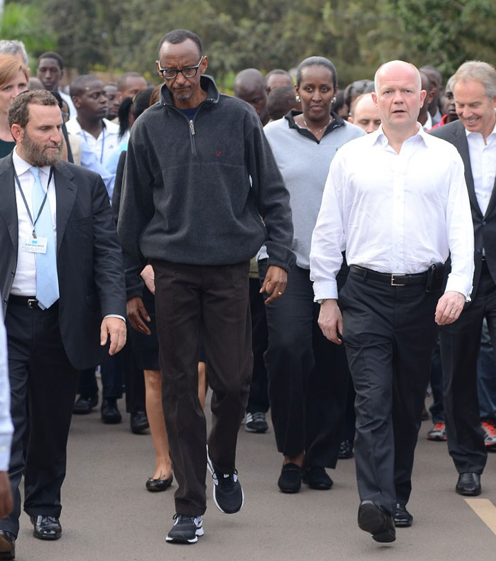 Perezida w'u Rwanda n'abahagarariye ibihugu by'amahanga mu rugendo rwamagana Jenoside.