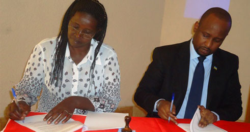 Uhagarariye Kaminuza ya Umutara Polytechinic, n'Umuyobozi w'umushinga wa Banki y'Isi, SDP, ukorera muri WDA, bashyira umukono ku masezerano yo guhugura abantu mu bijyanye n'ubumenyingiro.