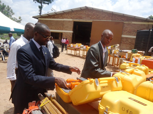 Umunyamabanga wa Leta yanatanze bimwe mu bikoresho by'imfashanyigisho mu bwubatsi ku bigo bitandukanye byo mu Rwanda.