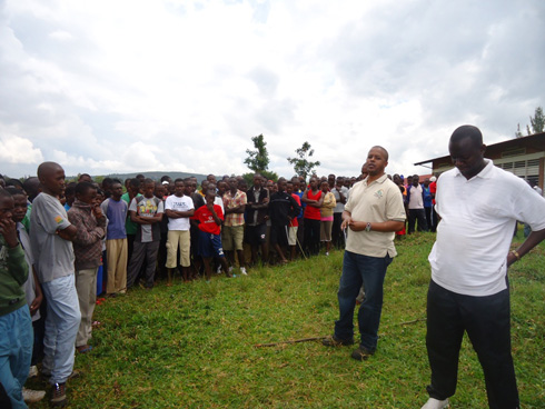 Umuyobozi wa WDA aganira n'abanyeshuri ba TSS Nyamata nyuma y'umuganda rusange.