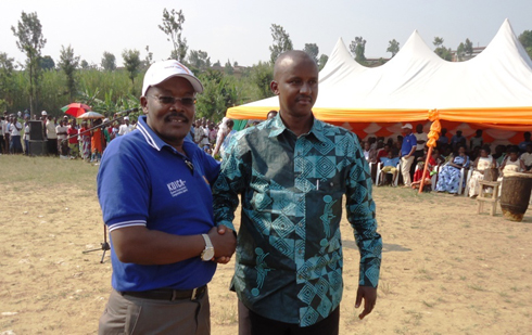 Umuyobozi wa World Vision Rwanda n'umuyobozi w'akarere ka Karongi. Karongi ifata World Vision nk'umufatanyabikorwa w'imena.