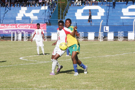 Wendy-Ann Achieng wa Kenya ahatanira umupira na Mukamana Clementine w'u Rwanda mu mukino wari ukomeye cyane.