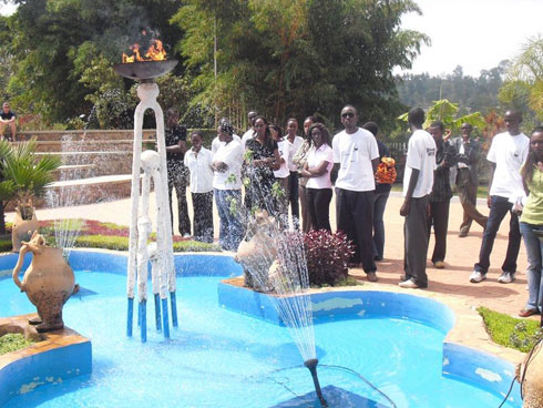 Abagize Great Family Wihogora basura urwibitso rwa Gisozi.