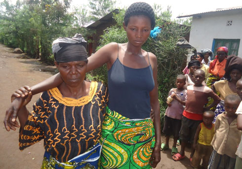 Wizeyimana Bernadette (wambaye agapira k'umukara).