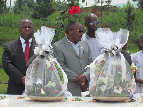 Abayobozi bashyira indabo ku rwibutso rwa Jenoside rwa Mutete.