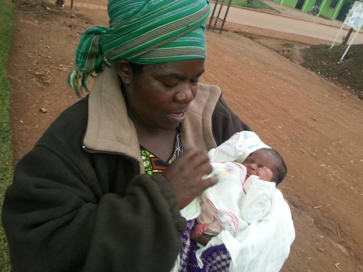 Yabaragiye Dancille yiyemeje kurera uruhinja rwatoraguwe mu ishyamba.