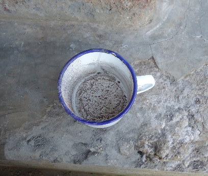 Yafashe umuti wica imbeba awuvanga mu bushera bwari muri iki gikombe.