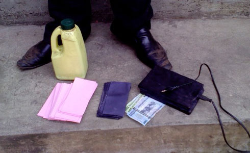 Yafatanywe akamashini gacomekwa ku muriro, impapuro zabugenewe ndetse n'umuti w'amazi uri mu kajerekani byose yifashisha yigana.