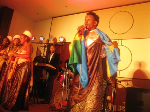 Yageze ubwo aririmba yambaye ibendera ry'u Rwanda