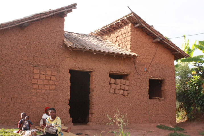 Yahisemo amashanyarazi aho gukinga inzu ye.