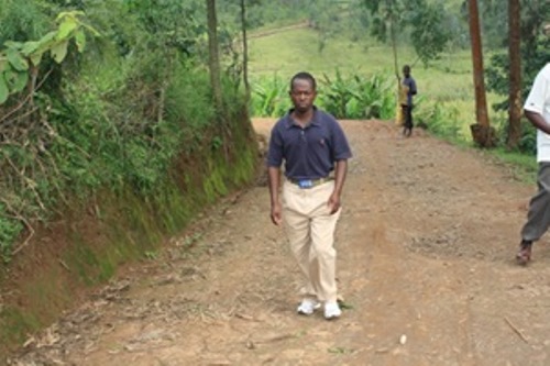 Yakoze imihanda mu tugari ahingamo.