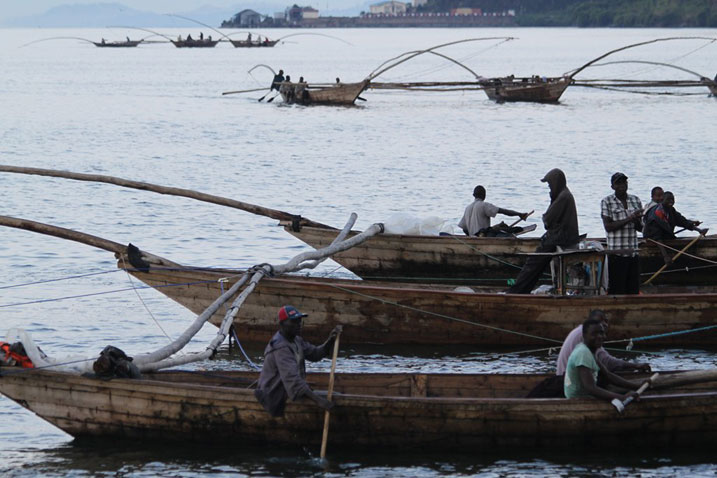 Yamaze igihe kinini yitegereza uko uburobyi bukorwa mu kiyaga cya Kivu.