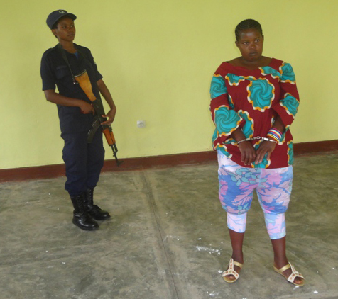 Yambaye collant maze ahishamo urumogi.