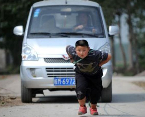 Yang Jinlong akurura imodoka ipima hafi toni ebyiri.