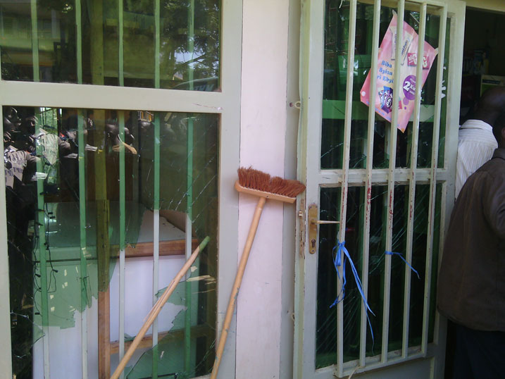 Imodoka yangije ibirahure ku miryango ibiri ikorerwamo ubucuruzi.