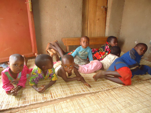 Abatari gukina baba bamuryamye iruhande.