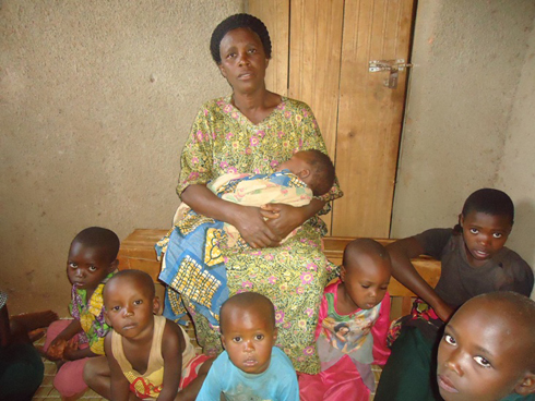 Yankurije ahora akikijwe n'abana b'abaturanyi be akamira.