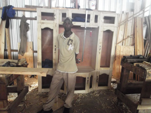 Yari yarishwe n'urumogi ararureka, ahabwa ubumenyi bwo gukora akabati nk'aka.