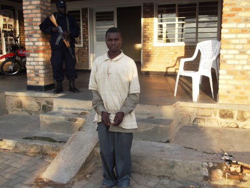 Yasize ateye ibyuma se ajya ku irondo.