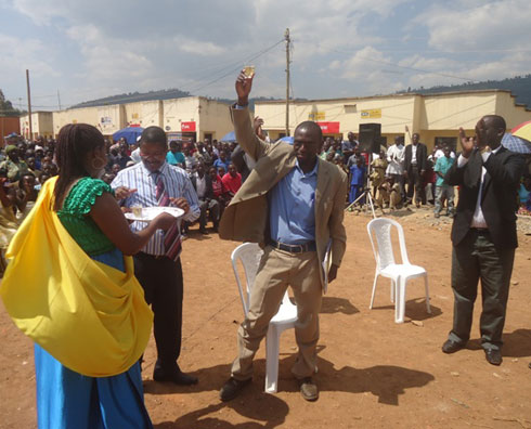 Yasomye ku mutsama yifuriza izindi Ntore kugera ikirenge mu cye.